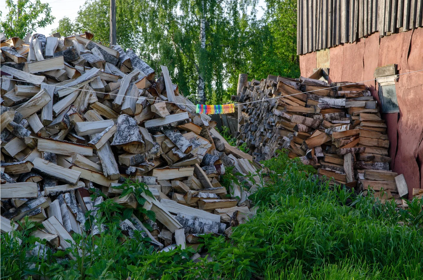 Brennholz sicher lagern: warum stabile Holzstapel so wichtig sind